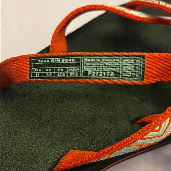 Teva Red and White Patterned Strappy Flip Flops size 11 - Picture 5 of 5